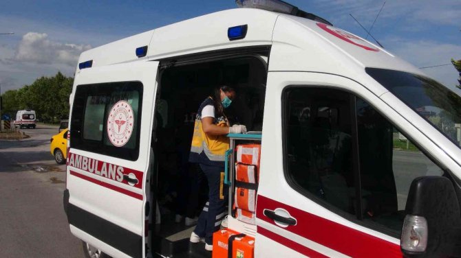 Otomobille çarpışan ticari taksideki 3 kişi yaralandı