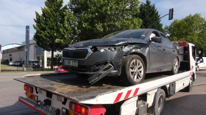 Otomobille çarpışan ticari taksideki 3 kişi yaralandı