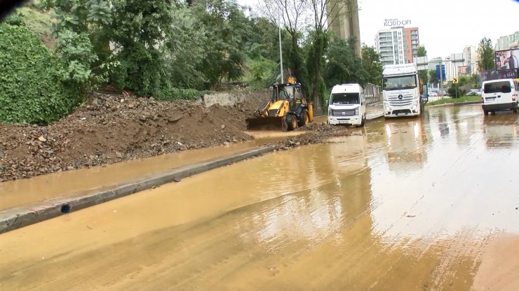Sarıyer'de yol çöktü, Kağıthane'de toprak kaydı
