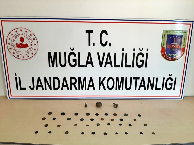 Şehir dışından getirdiği tarihi eserleri satmak isterken yakalandı