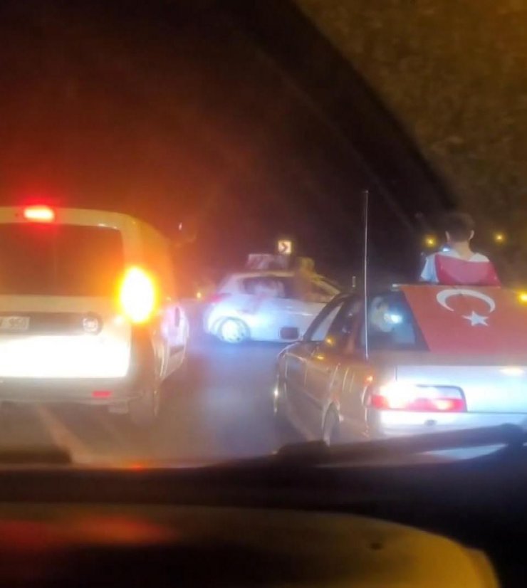 Sultanbeyli'de asker uğurlama konvoyunda drift yaptılar; ambulansı aralarına aldılar