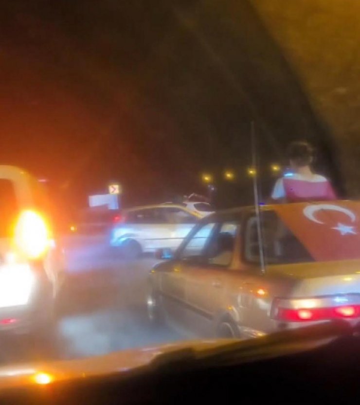 Sultanbeyli'de asker uğurlama konvoyunda drift yaptılar; ambulansı aralarına aldılar