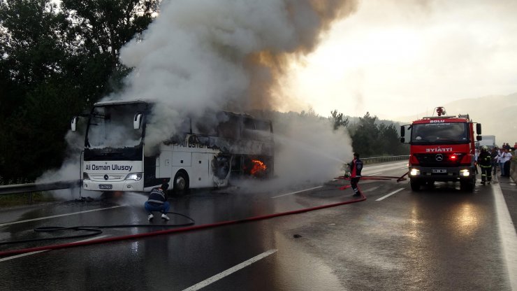 TEM'de yolcu otobüsü alev alev yandı