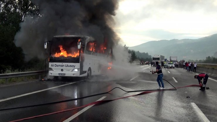 TEM'de yolcu otobüsü alev alev yandı