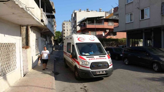 Yeni doğan bebeği tarlaya bırakmışlar