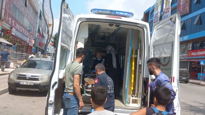 Yürürken dengesini kaybetti, kafasını kaldırıma çarparak yaralandı