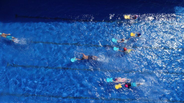 100 binden fazla çocuk yüzme öğrendi