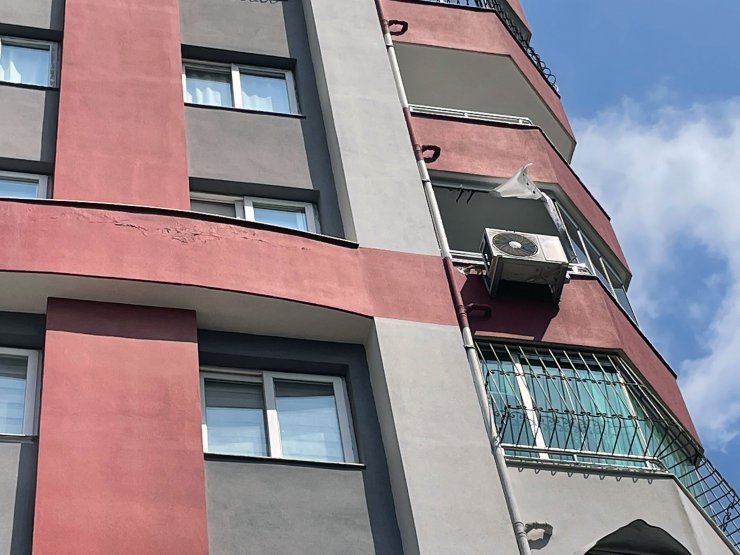 4’üncü kattan düşen 7 yaşındaki Alkas, ağır yaralandı