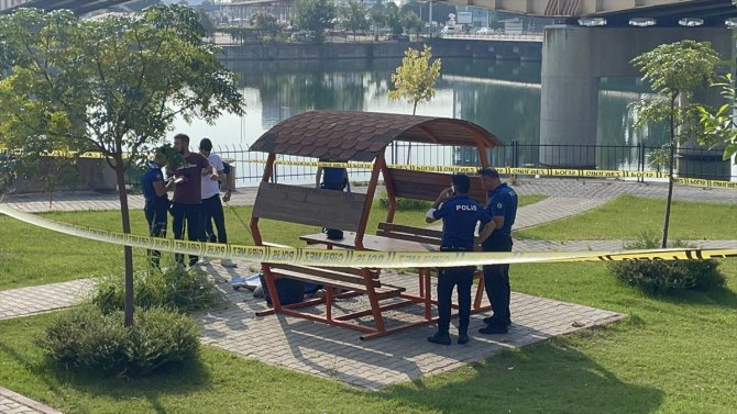 Adana'da bir kişi parkta ölü bulundu