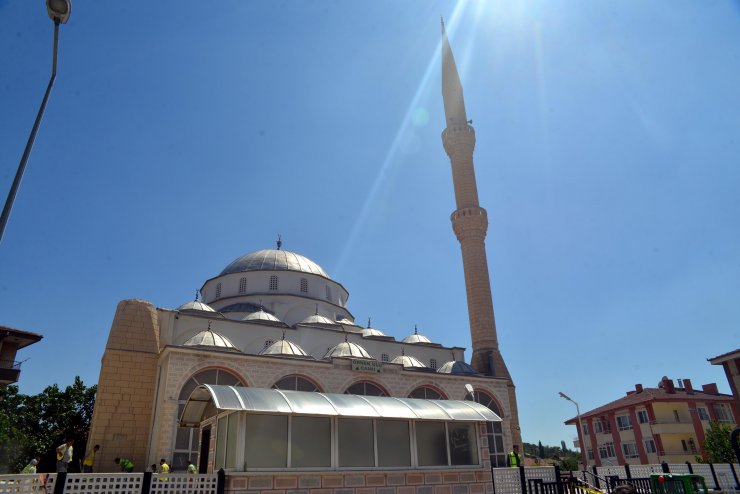 Ankara'da minarenin üzerine devrildiği binadaki 6 daire de hasar görmüş