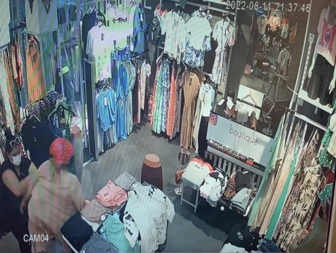 Ataşehir’de müşteri kılığındaki 4 kadın 8 dakikada 54 giysi çaldı