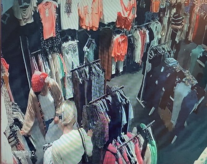 Ataşehir’de müşteri kılığındaki 4 kadın 8 dakikada 54 giysi çaldı