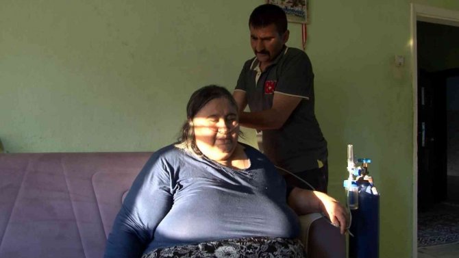 Babası vefat eden Hasan fil hastası olan annesi ile yaşam mücadelesi veriyor