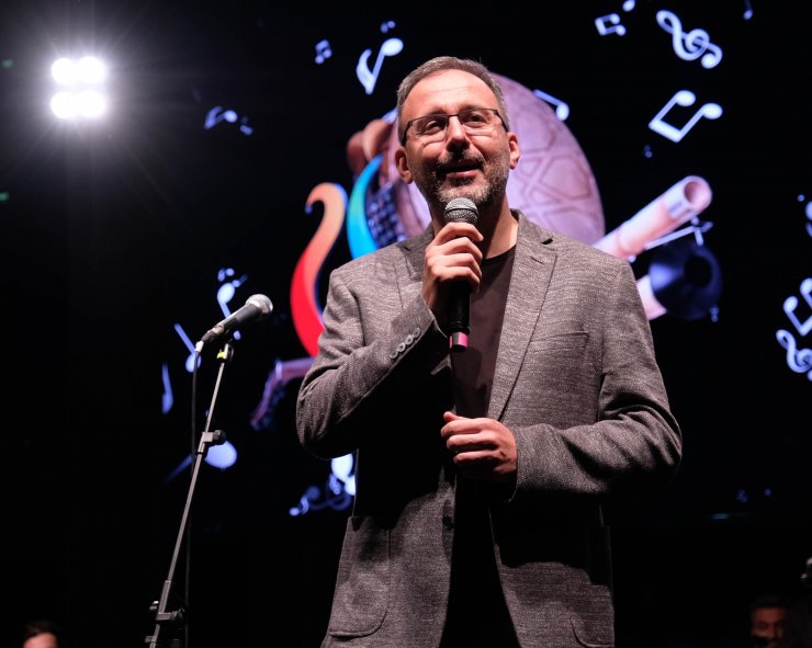 Bakan Kasapoğlu, sahnede ezgi seslendirdi