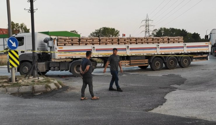 Bisikletiyle TIR'ın altından kalan çocuk ağır yaralandı