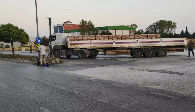 Bisikletiyle TIR'ın altından kalan çocuk ağır yaralandı