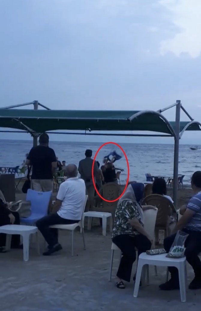 Bursa’da deniz kenarında sandalyeli kavga kameralarda