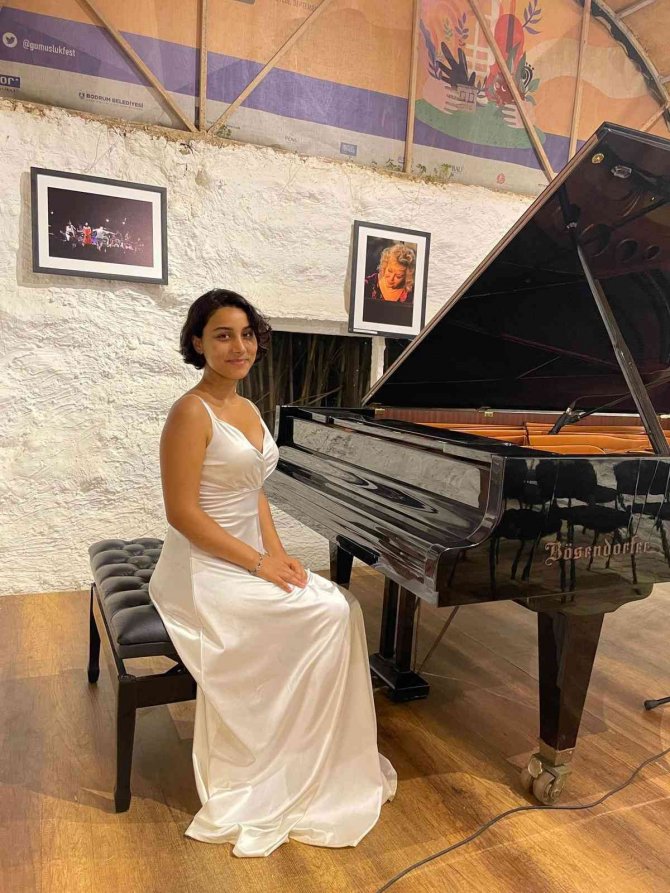 Defne Nisan bu yıl 7 ödül aldı