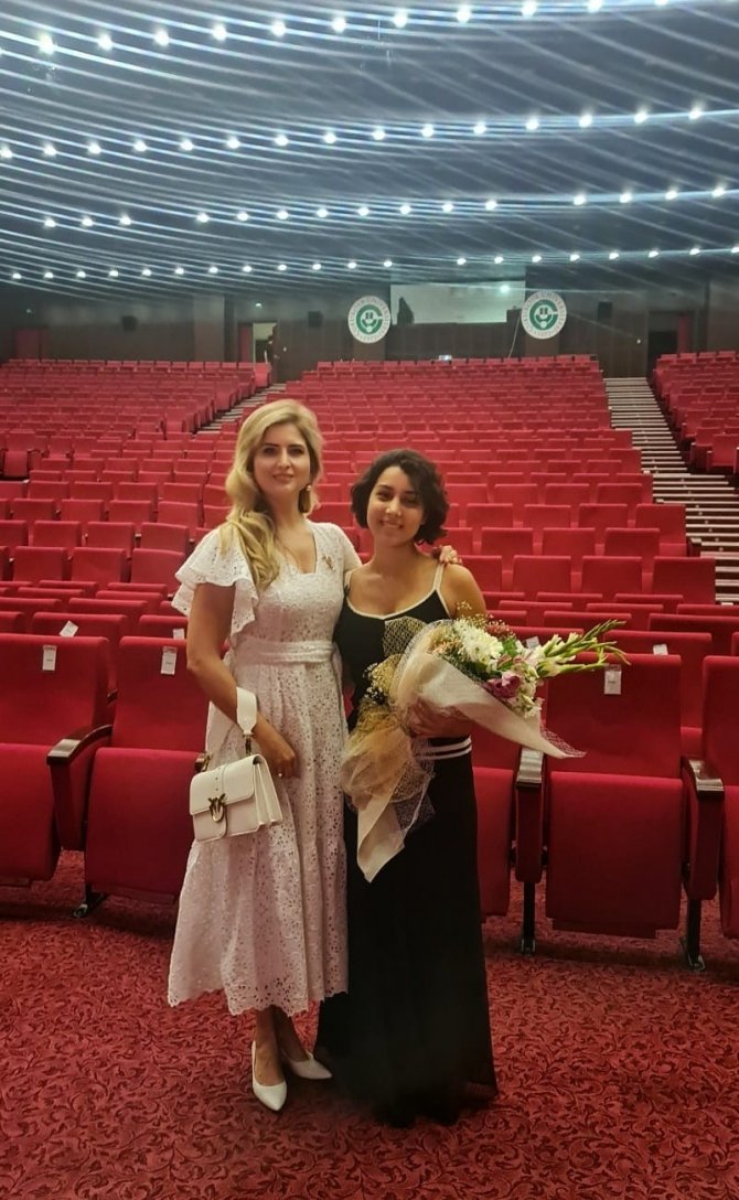 Defne Nisan bu yıl 7 ödül aldı