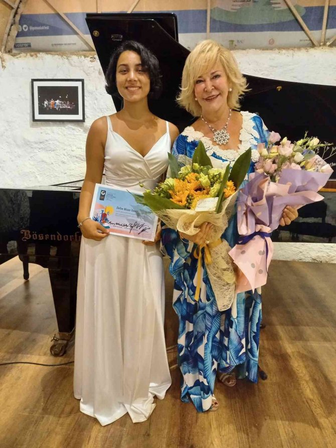 Defne Nisan bu yıl 7 ödül aldı