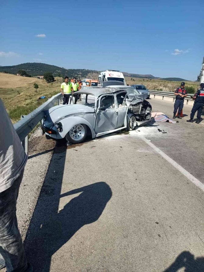 İki otomobil çarpıştı: 1 ölü, 4 yaralı