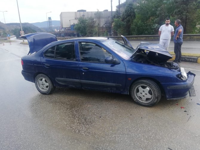 İki otomobil çarpıştı : 6 yaralı