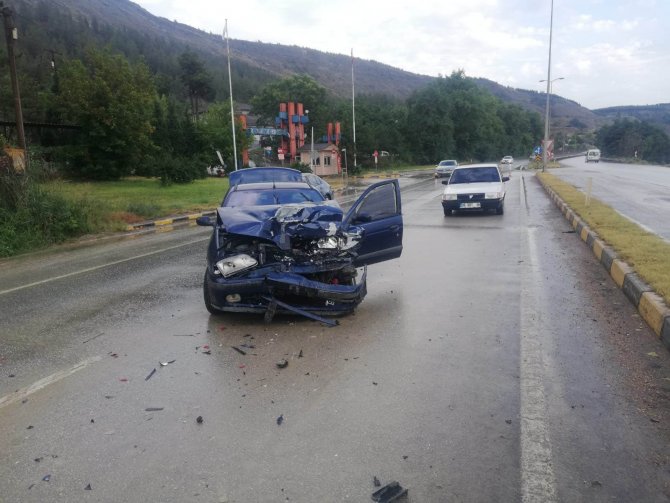 İki otomobil çarpıştı : 6 yaralı
