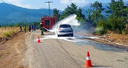 Kadın sürücü yanan araçtan son anda kurtuldu