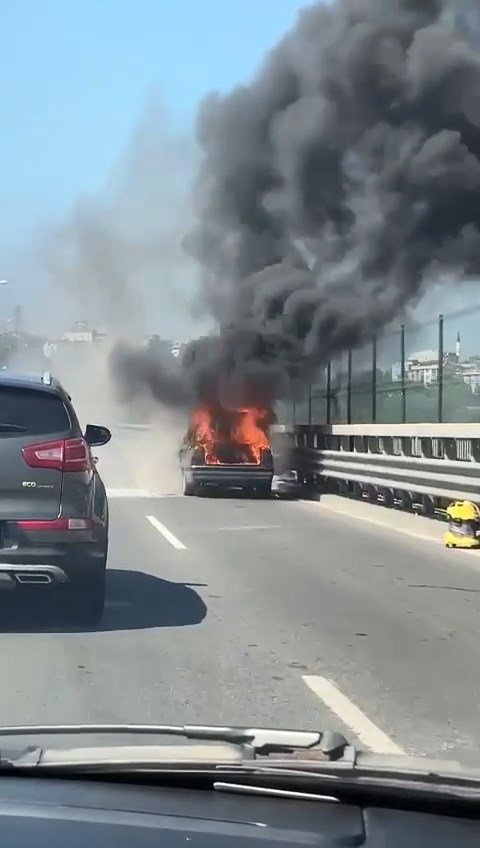 Kağıthane’de otomobil alev alev yandı