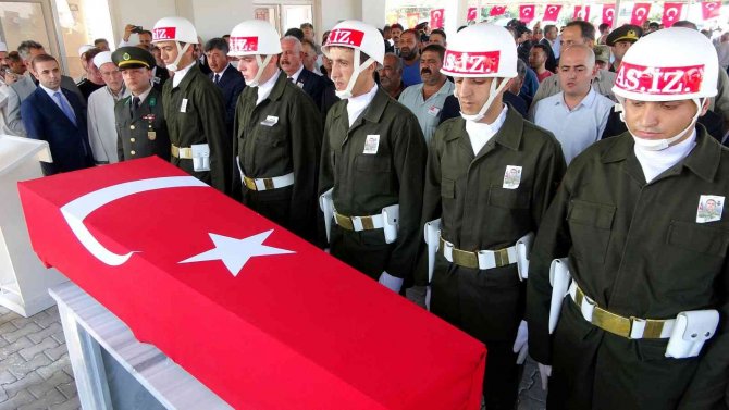 Kamuflaj giyen şehit annesi evladını asker selamıyla uğurladı