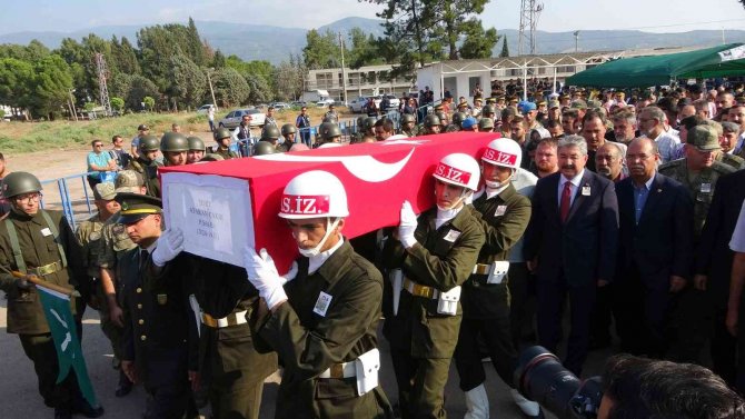 Kamuflaj giyen şehit annesi evladını asker selamıyla uğurladı