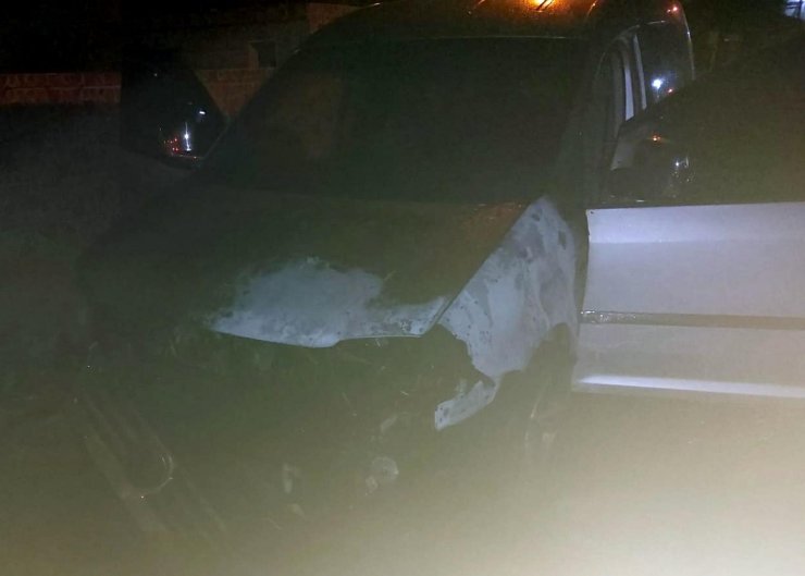 Kardeşinin park halindeki hafif ticari aracını ateşe verdi; o anlar kamerada