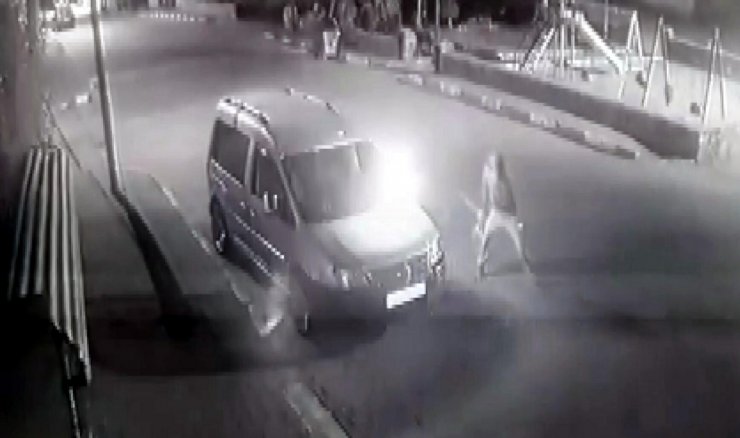 Kardeşinin park halindeki hafif ticari aracını ateşe verdi; o anlar kamerada