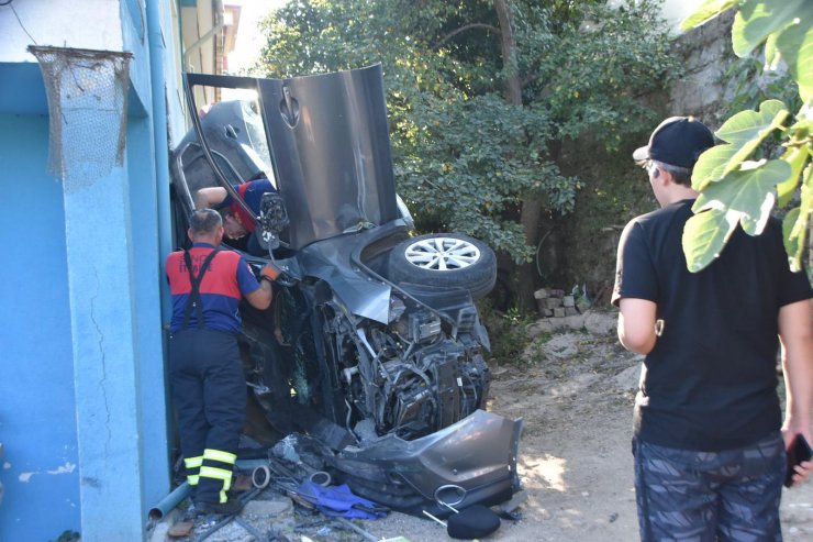 Kontrolden çıkan otomobil evin bahçesine uçtu: 1 ölü, 3 yaralı