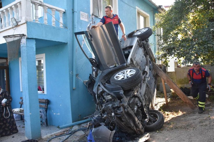 Kontrolden çıkan otomobil evin bahçesine uçtu: 1 ölü, 3 yaralı