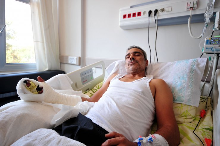 Kopan parmaklarını poşetle hastaneye götürdü, 12 saatte dikildi