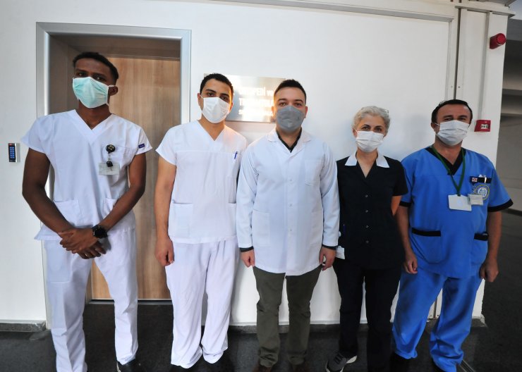 Kopan parmaklarını poşetle hastaneye götürdü, 12 saatte dikildi