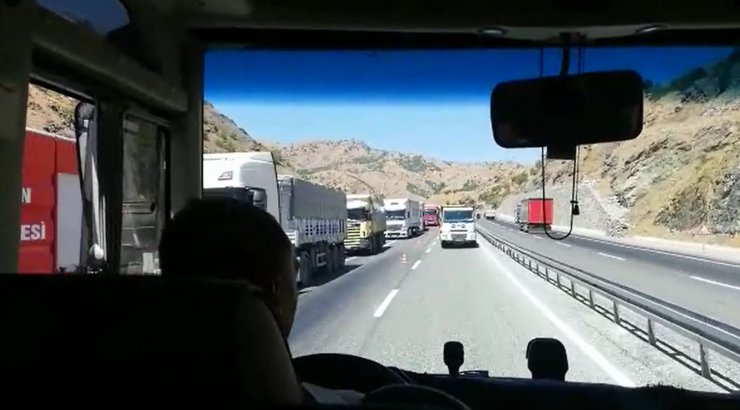 Meşrubat yüklü TIR devrildi, yolda uzun araç kuyruğu oluştu