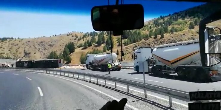 Meşrubat yüklü TIR devrildi, yolda uzun araç kuyruğu oluştu