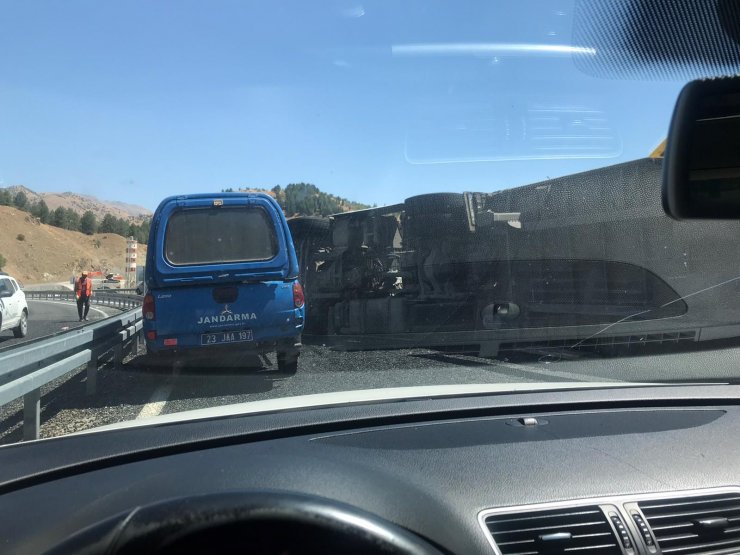 Meşrubat yüklü TIR devrildi, yolda uzun araç kuyruğu oluştu