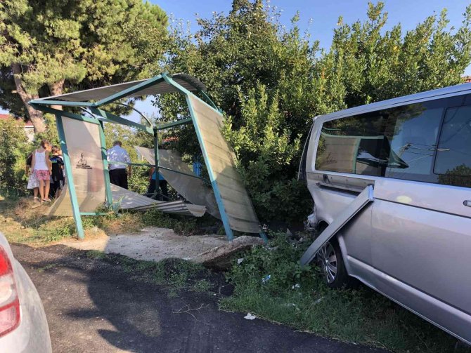 Otomobil evin bahçesine uçtu: 1 ölü, 3 yaralı