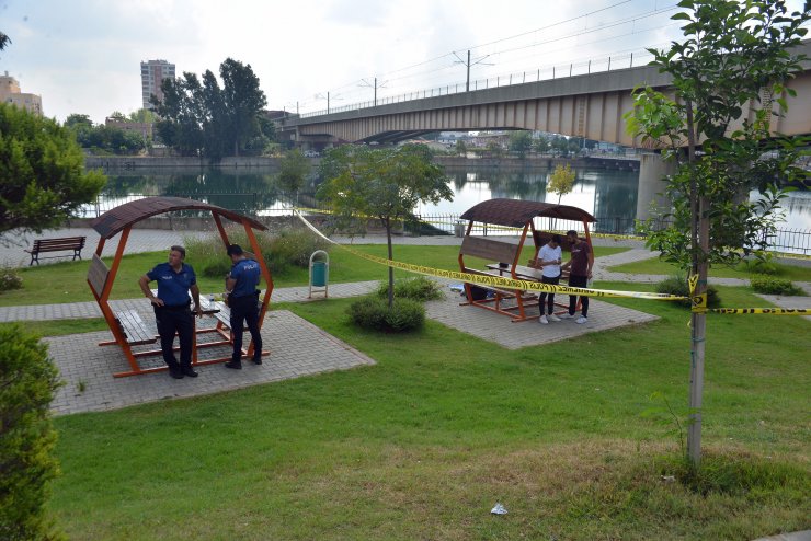 Parktaki kameriyede ölü bulundu