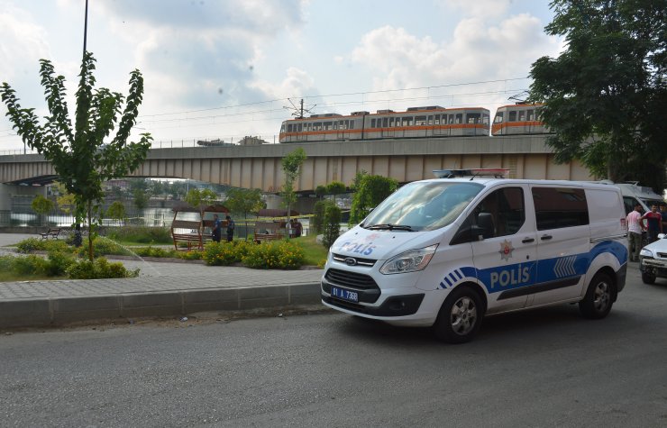 Parktaki kameriyede ölü bulundu