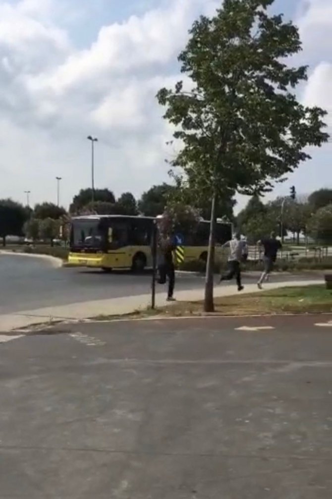 Pendik’te pazarda yan bakma kavgası: Metrelerce kovaladı