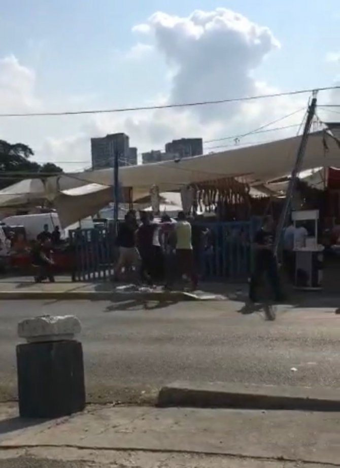 Pendik’te pazarda yan bakma kavgası: Metrelerce kovaladı