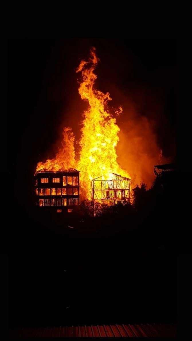 Tarihi ipekçilik fabrikası alev alev yanıyor