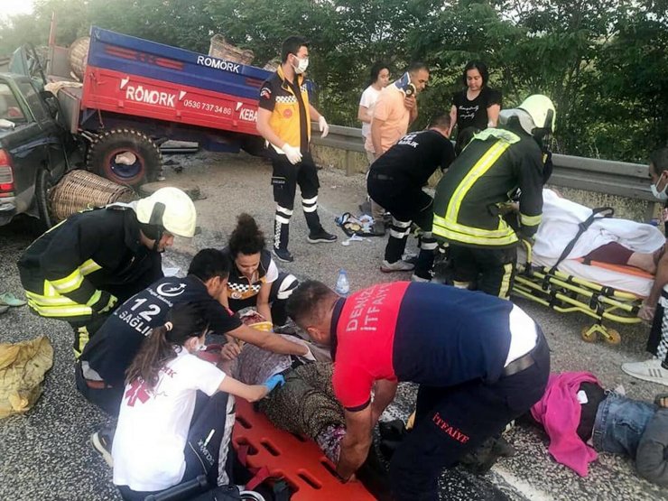 Tarım işçilerini taşıyan traktöre, kamyonet çarptı: 11 yaralı