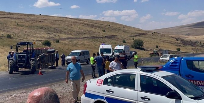 Tarım işçilerinin bulunduğu römork devrildi, 23 yaralı