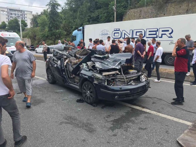 Tıra arkadan çarpan otomobilin tavanı kağıt gibi yırtıldı: 3’ü çocuk, 6 yaralı