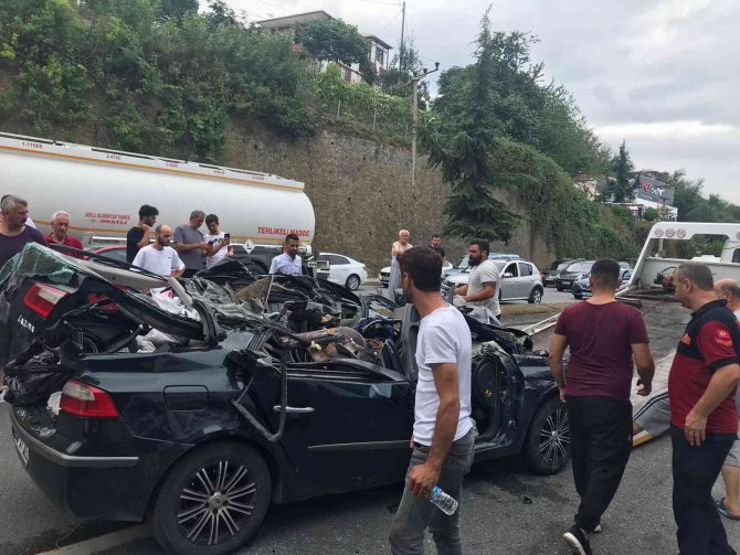 Tıra arkadan çarpan otomobilin tavanı kağıt gibi yırtıldı: 3’ü çocuk, 6 yaralı